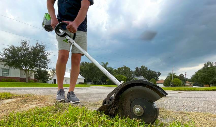 Greenworks 60V Battery-Powered Edger