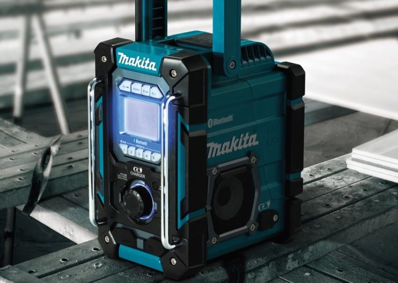 MAkita XRM10 Charging Radio