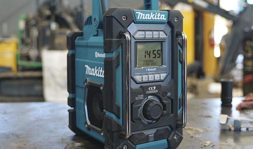 MAkita XRM10 Charging Radio 11